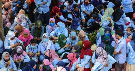 Sejumlah buruh mengikuti aksi mogok kerja di halaman PT Panarub Industry, Kota Tangerang, Banten, Selasa (6/10/2020). Aksi mogok kerja tersebut sebagai bentuk kekecewaan buruh atas pengesahan Undang-Undang Cipta Kerja yang dianggap merugikan kaum buruh. ANTARA FOTO/Fauzan