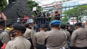 Ricuh! Demonstran Jebol Pagar di Gedung DPRD Jateng, Ada Korban Luka