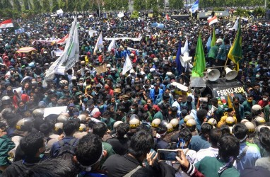Aksi Jalanan Protes UU Cipta Kerja di Lampung Ricuh