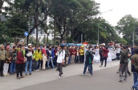 Ratusan Mahasiswa Orasi Tolak Omnibus Law di Dekat Istana Presiden