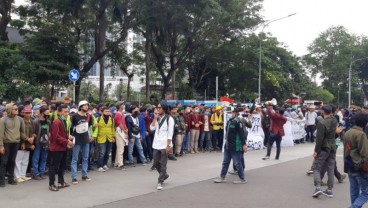 Aksi Unjuk Rasa Mahasiswa Tolak UU Cipta Kerja di Dekat Istana Ricuh