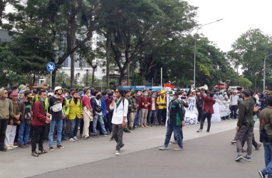 Aksi Unjuk Rasa Mahasiswa Tolak UU Cipta Kerja di Dekat Istana Ricuh