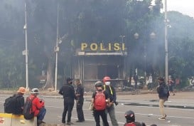 Unjuk Rasa Memanas, Pos Polisi Kawasan Monas Dibakar Massa