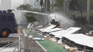 Aksi Tolak UU Cipta Kerja di Jakarta Ricuh, Fasilitas Proyek MRT Rusak