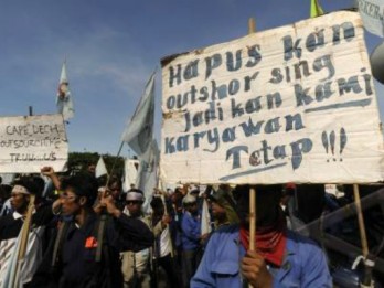 PENGGUNAAN PEKERJA DI UU CIPTAKER : Aturan Kontrak Luwes, Sumbat Investasi Ludes
