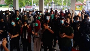 Demonstran Tolak UU Cipta Kerja Duduki Ruang Sidang DPRD Sragen   