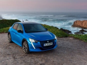 Peugeot e-208 Gondol Gelar Electric Small Car of the Year