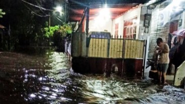 Kali Cipinang Meluap hingga Tembok Pembatas Roboh, Rumah Warga di Ciracas Terendam
