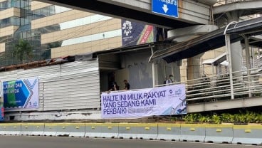 Di Halte Transjakarta Terbentang Spanduk Ini, Sindir Siapa Ya? 