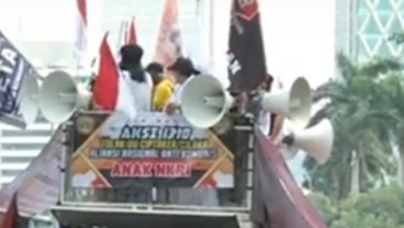 Demo UU Cipta Kerja: Cegah Provokasi, Massa Lantunkan Selawat dan Doa Bersama