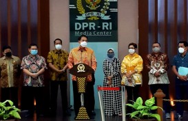 Walah, Pimpinan DPR Mengaku Hanya Cek 'Random' Naskah Final UU Ciptaker