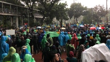 Demonstran Tolak UU Cipta Kerja Masih Bertahan Meski Hujan Deras