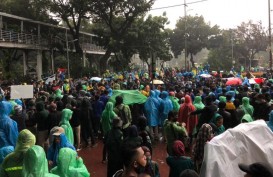 Demonstran Tolak UU Cipta Kerja Masih Bertahan Meski Hujan Deras