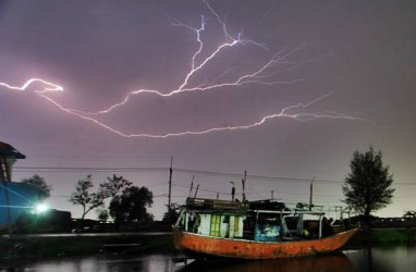 Hari Ini, Hujan Berpetir Akan Guyur Jakarta Siang-Malam