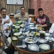 Viral Foto Tersangka Irjen Napoleon dan Prasetijo Makan  Siang Bareng JPU Tak Pakai Baju Tahanan