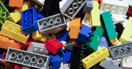balok mainan Lego. Sebelumnya AMI, mendata utilitas rata-rata pabrikan pada Februari 2020 masih berada di kisaran 60-70 persen. Selanjutnya pada pertengahan tahun anjlok pada 35 persen disebabkan oleh adanya kebijakan PSBB di sejumlah daerah. /Bloomberg