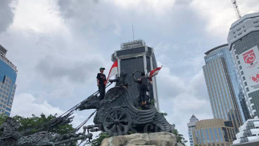 Demo Tolak UU Cipta Kerja: Heboh, Dua Remaja Panjat Patung Kuda dan Pasang Bendera Merah Putih