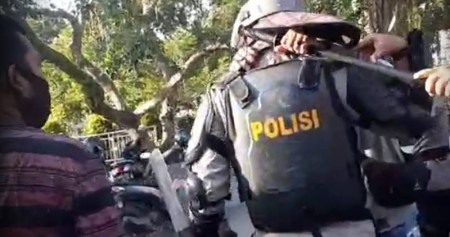 Tangkapan layar anggota intel Brimob dipukul oleh anggota Sabhara ketika mengamankan seorang mahasiswa saat demo menolak RUU Cipta Kerja di Jambi./Istimewa