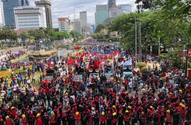 Tuntut Pencabutan UU Ciptaker, Ribuan Massa Buruh Kumpul di Patung Kuda