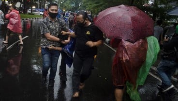 Demo Tolak UU Cipta Kerja, Polisi Tangkap 8 Mahasiswa di Tol Pasteur Bandung