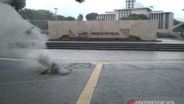 Kabel Listrik Bawah Tanah di Depan Masjid Istiqlal Terbakar