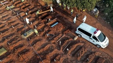 Ramai-Ramai Berdoa di Makam Korban Covid-19, Ada Apa?