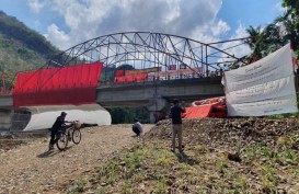 Peringatan Sumpah Pemuda: Bendera Merah Putih Raksasa Dikibarkan di Jembatan Imogiri