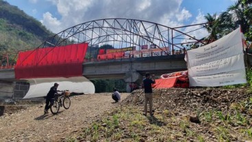 Peringatan Sumpah Pemuda: Bendera Merah Putih Raksasa Dikibarkan di Jembatan Imogiri