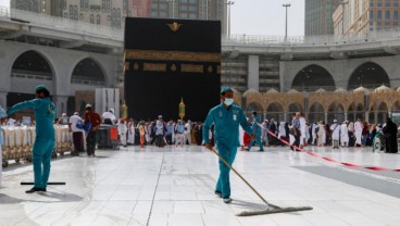 Astaga, Sedan Hantam Pintu Masjidil Haram di Mekkah