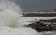 Pengunjung Pantai Cihara di Banten Diminta Waspada Gelombang Tinggi