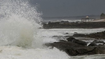 Pengunjung Pantai Cihara di Banten Diminta Waspada Gelombang Tinggi