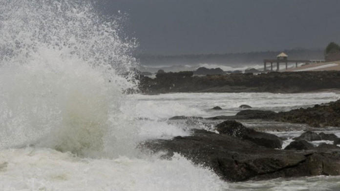 Pengunjung Pantai Cihara di Banten Diminta Waspada Gelombang Tinggi