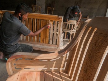 MANUFAKTUR DI TENGAH PANDEMI : Industri Olahan Kayu Memahat Cuan