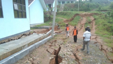 Gedung Sekolah di Lebak Terancam Longsor