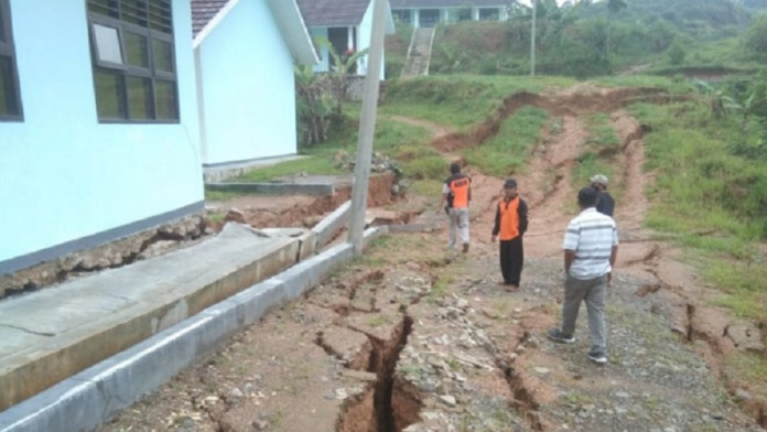 Gedung Sekolah di Lebak Terancam Longsor