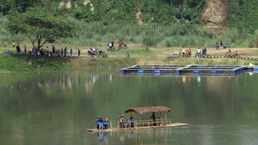 Foto-Foto Menikmati Akhir Pekan Dengan Bersepeda di Danau Cisawang