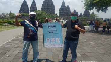 Satgas Covid-19 BUMN Bagikan 1.000 Masker di Candi Prambanan