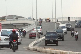 Heroik! Pengendara Motor Gagalkan Wanita Muda Bunuh…