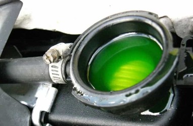 Bolehkan Radiator Mobil Dikasih Minum Air Mineral? Ini Penjelasannya