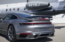 Paket Duet : Beli Jet Embraer Dapat Porsche 911 Turbo S