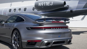 Paket Duet : Beli Jet Embraer Dapat Porsche 911 Turbo S