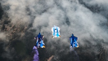 Bukan Mobil Terbang, BMW i Perkenalkan Wingsuit Elektrik Pertama di Dunia