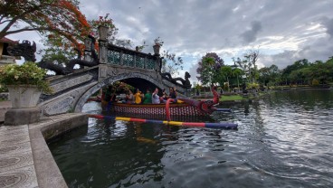 Menghilangkan Penat di Taman Air Tirta Gangga