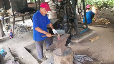 Pejuang Ekonomi di Tengah Pandemi, IKM Pandai Besi Didukung PTPN V