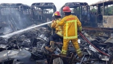 Puluhan Rongsokan Bus TransJakarta Terbakar, 10 Unit Damkar Dikerahkan