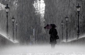 Cuaca Jakarta 17 November, Hujan Disertai Kilat dan Angin Kencang