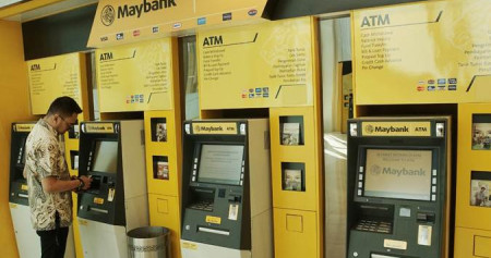 Nasabah beraktivitas di salah satu gerai anjungan tunai mandiri (ATM) Maybank Indonesia, di Jakarta, Kamis (27/6/2019)./Bisnis-Himawan L Nugraha