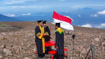 Cetak Rekor Muri, Ketua Stikba Jambi Wisuda di Gunung Merapi