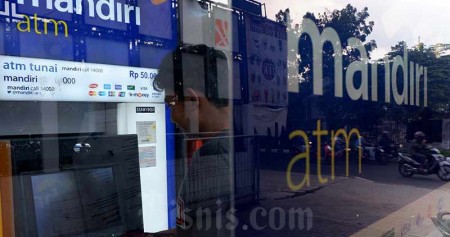 Nasabah melakukan transaksi elektronik lewat ATM Bank Mandiri di Jakarta, Senin (1/10/2019). Bisnis/Nurul Hidayat