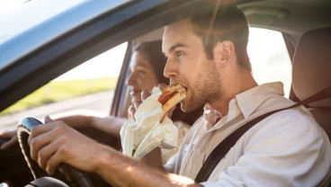 10 Kebiasaan Makan yang Salah Pada Pria